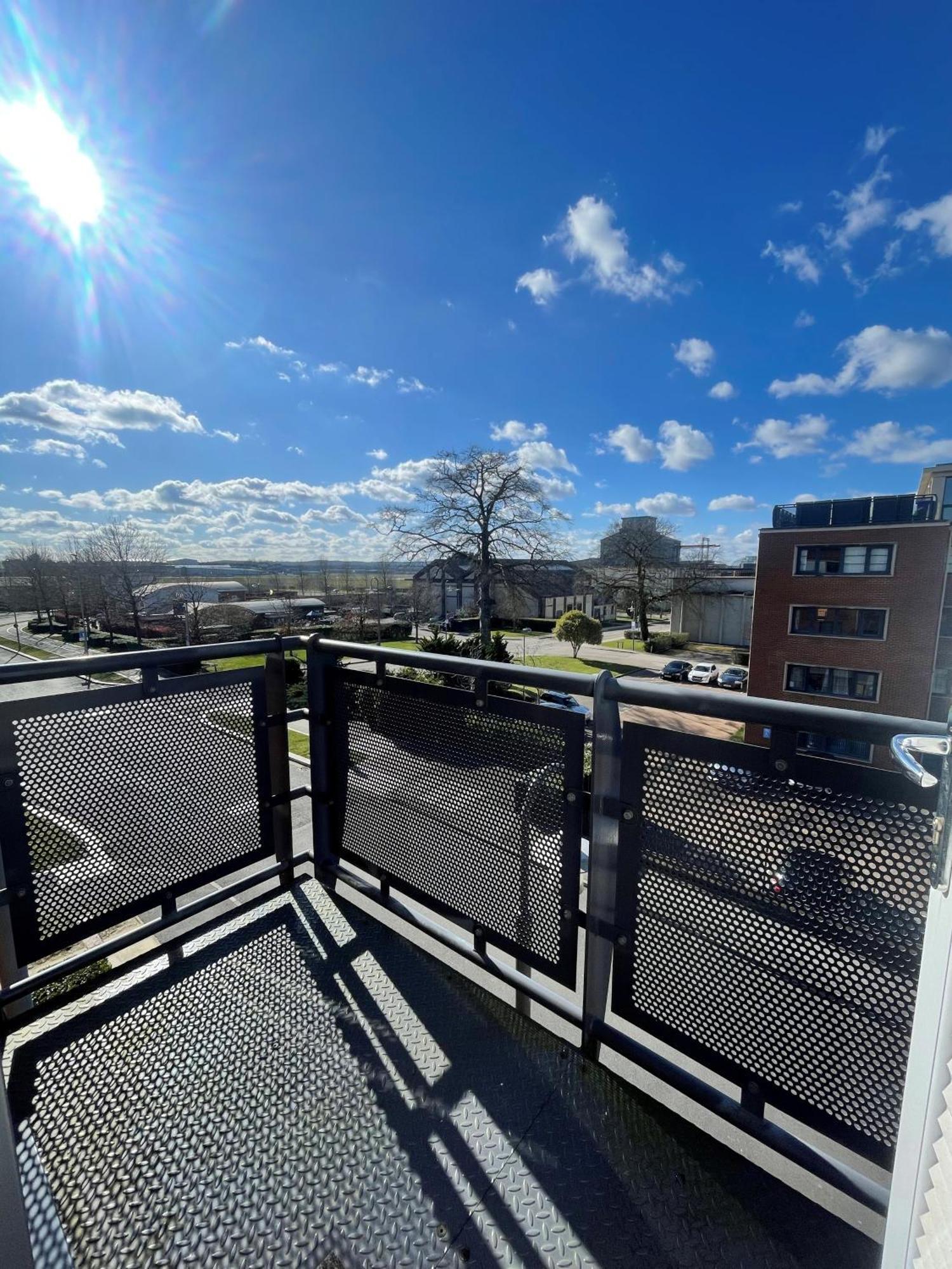 Blue Sky Apartments @Wallis Square, Farnborough Farnborough (Hampshire) Exterior foto