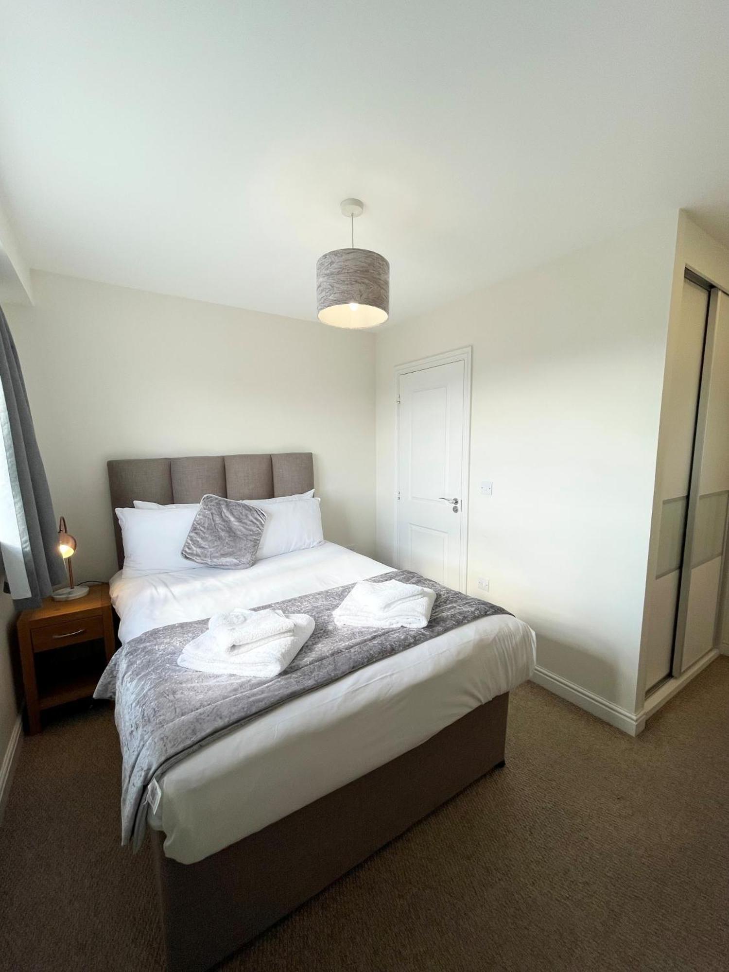 Blue Sky Apartments @Wallis Square, Farnborough Farnborough (Hampshire) Exterior foto