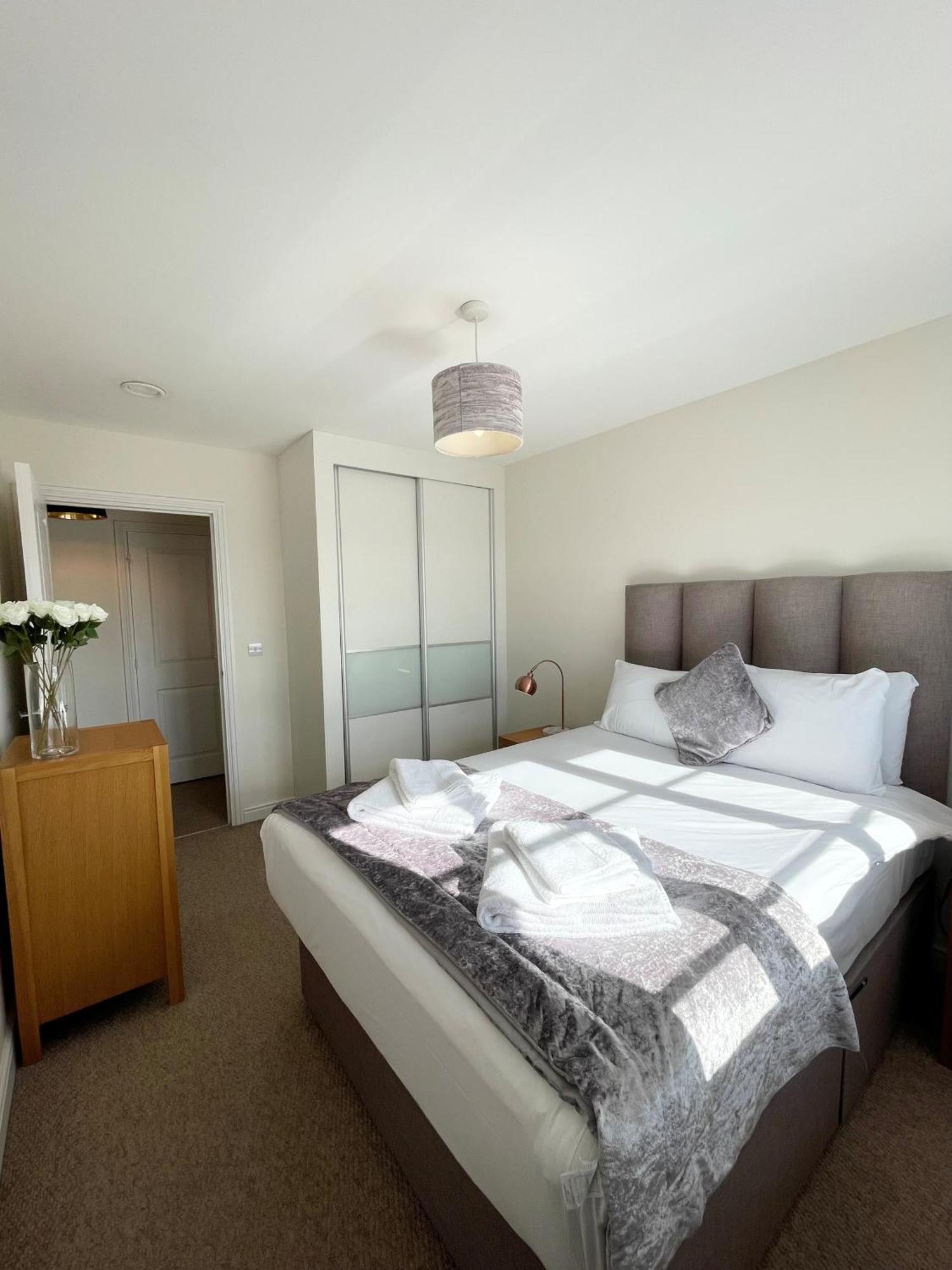 Blue Sky Apartments @Wallis Square, Farnborough Farnborough (Hampshire) Exterior foto