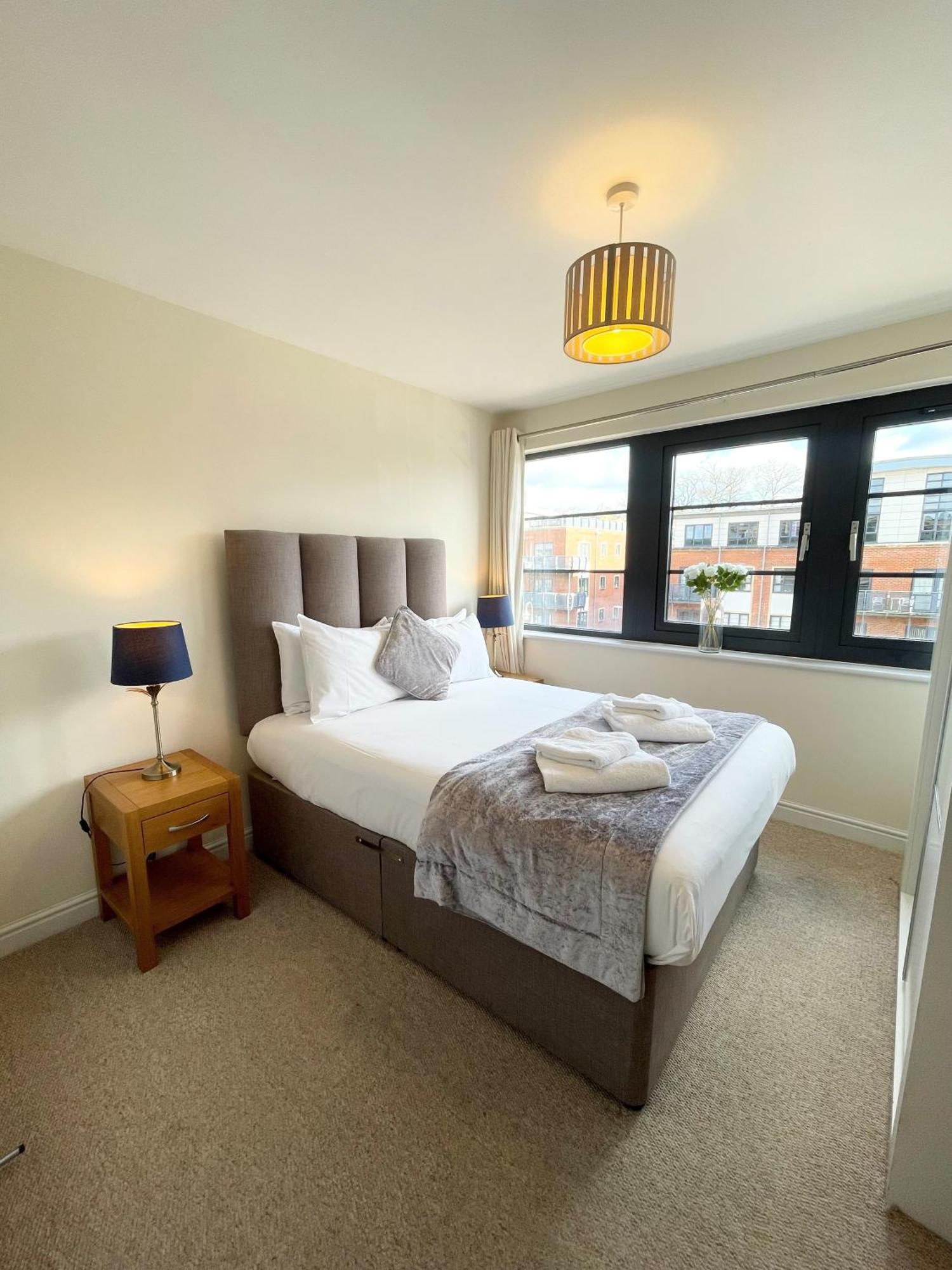 Blue Sky Apartments @Wallis Square, Farnborough Farnborough (Hampshire) Exterior foto