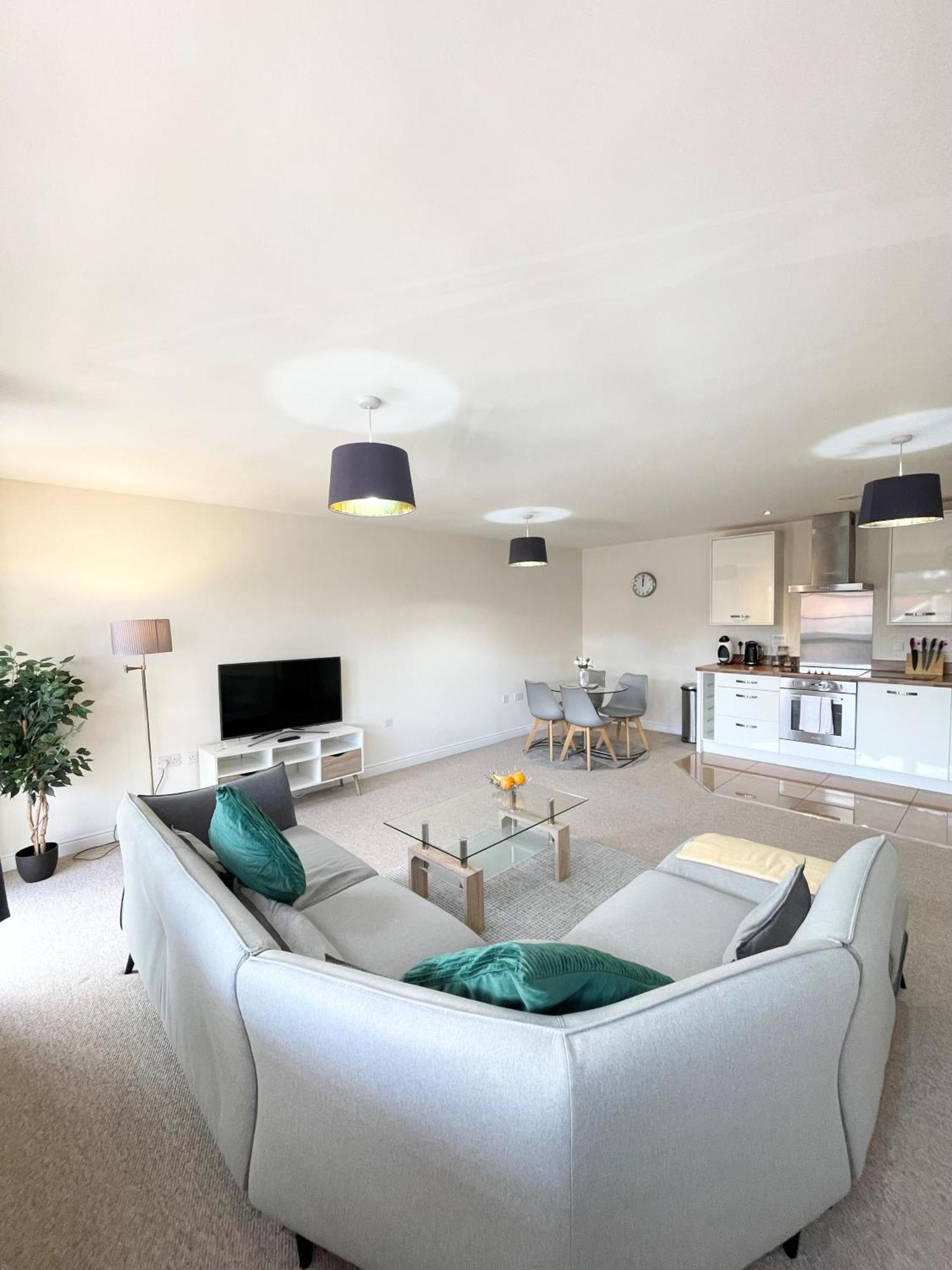 Blue Sky Apartments @Wallis Square, Farnborough Farnborough (Hampshire) Exterior foto